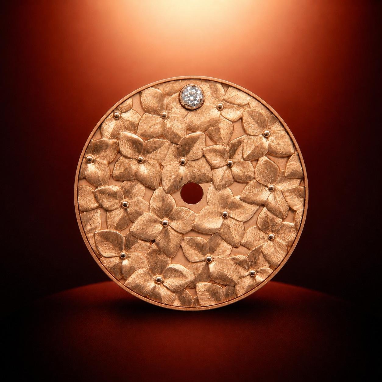 Médaille florale en or rose, sertie d'un diamant — mise en scène atelier