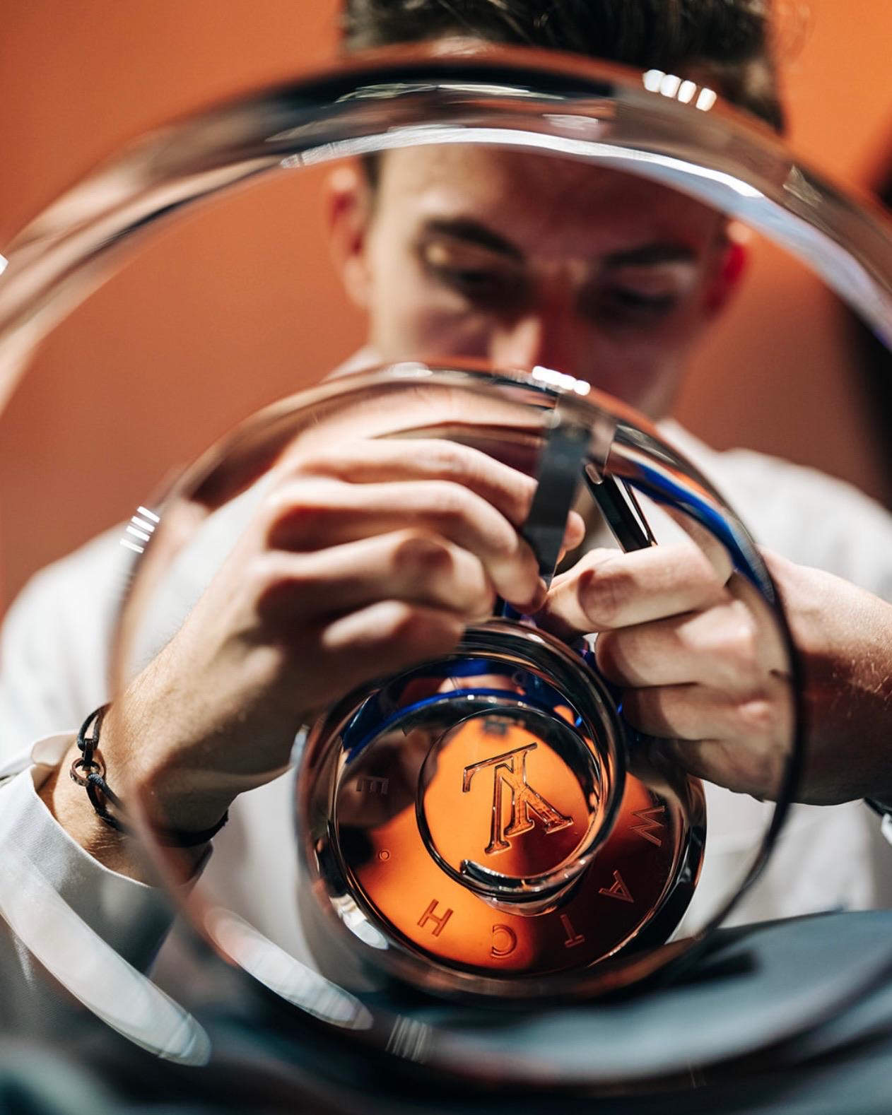 Noé Ostorero au travail sur une pièce horlogère
