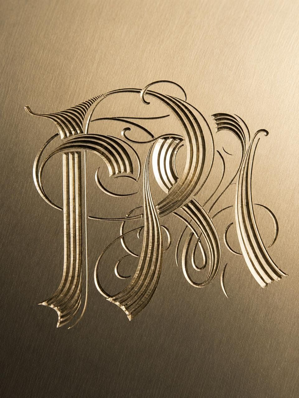 Détail au burin — monogramme calligraphique gravé à la main