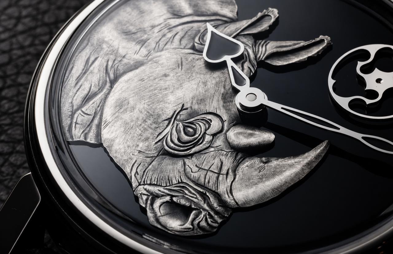 Cadran horloger gravé — tête de rhinocéros en bas-relief sur fond laqué noir
